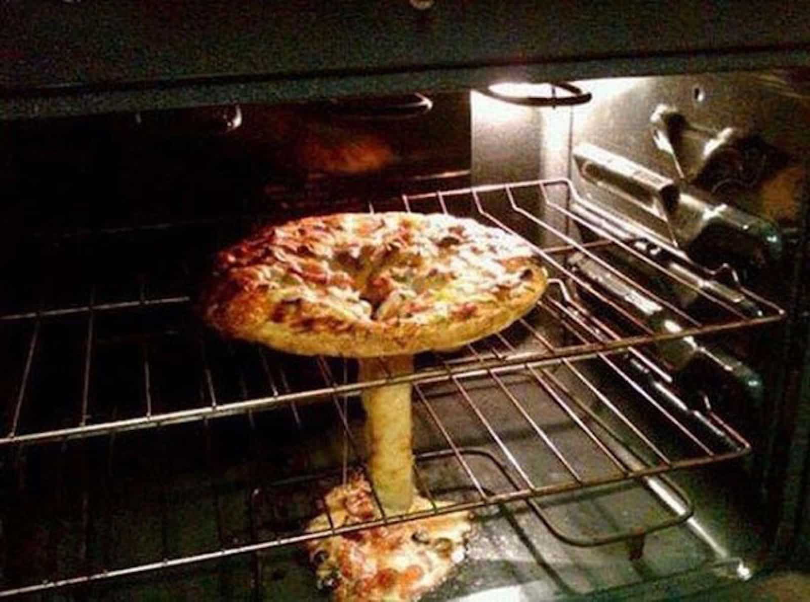 Две красавицы развели разносчика пиццы на вагинальную порку